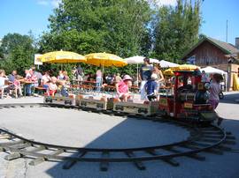 Feierlaune am Bahnhof Halfing